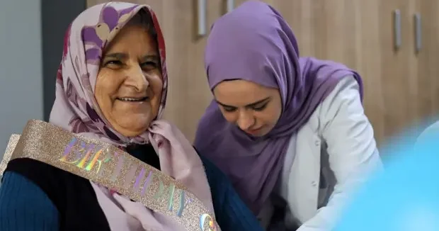 Kocaeli haberleri Mutluluğu görülmeye değer: İlk doğum gününü 77 yaşında kutladı 11 Ocak 2026