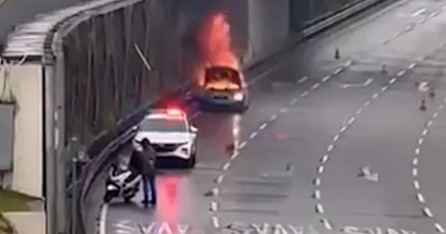 Fatih te motoru alev alan otomobil kullanılamaz hale geldi VİDEO İZLE