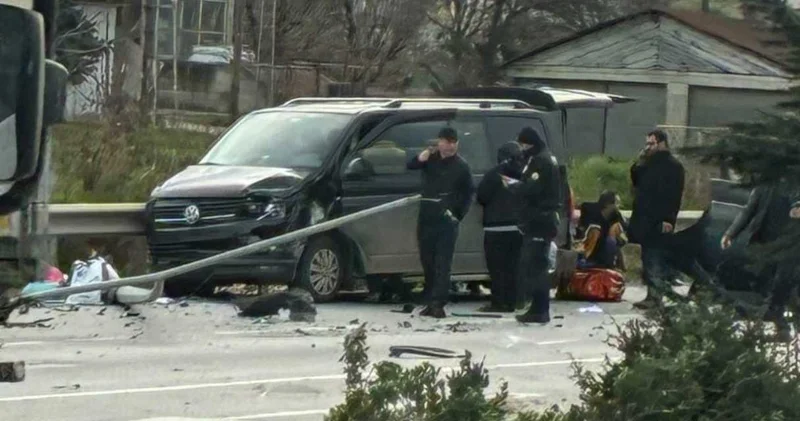 Takla atıp karşı şeride uçtu: 3 araç birbirine girdi 4 yaralı