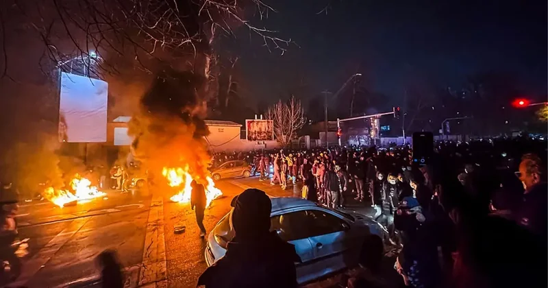 Sürgündeki Rıza Pehlevi den İran daki protestoculara çağrı: Sokakları terk etmeyin