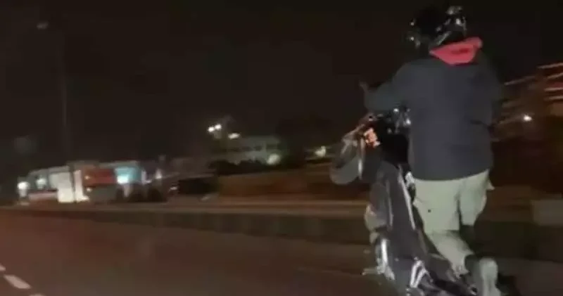 Trafikte tek teker üzerinde motosiklet kullandı; o anlar kamerada