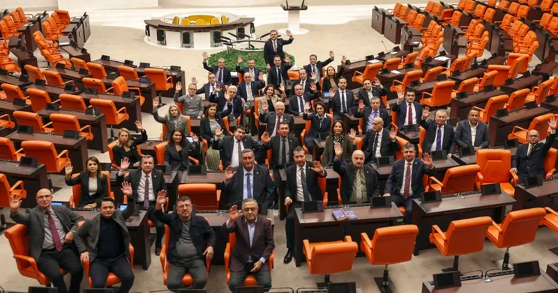 Saygı Öztürk, CHP nin emekliler için başlattığı nöbeti yazdı: Kanun Meclis’ten geçene kadar eylemimizi sürdüreceğiz, emekliler kendisini yalnız hissetmesin!