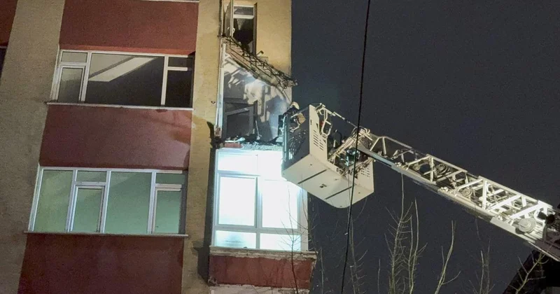 İstanbul da 6 katlı binanın 2 balkonunda çökme meydana geldi