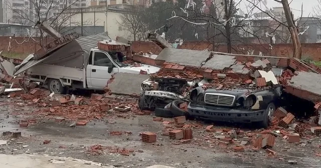Bursa da fırtına duvarı devirdi: 10 araç molozlar altında kaldı VİDEO İZLE