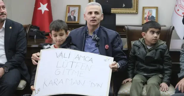 Karaman haberleri Yüzlerce vatandaş, Vali Mehmet Fatih Çiçekli yi Karaman’dan Ardahan’a uğurladı 11 Ocak 2026