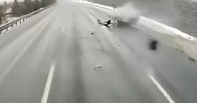 Hız ve buzlanma faciaya davetiye çıkardı: Feci kaza kamerada VİDEO İZLE