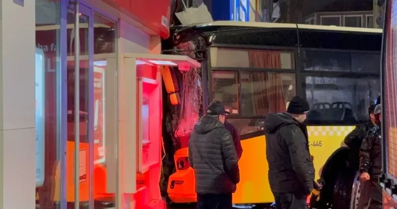 İETT otobüsü duvara çarptı! 6 kişi hastaneye kaldırıldı