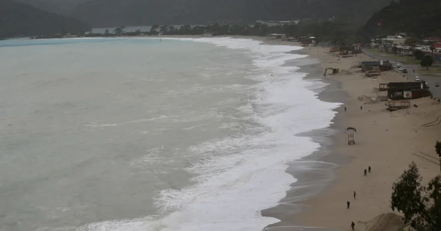 Muğla da sağanak Yağış Ölüdeniz in rengini değiştirdi VİDEO İZLE