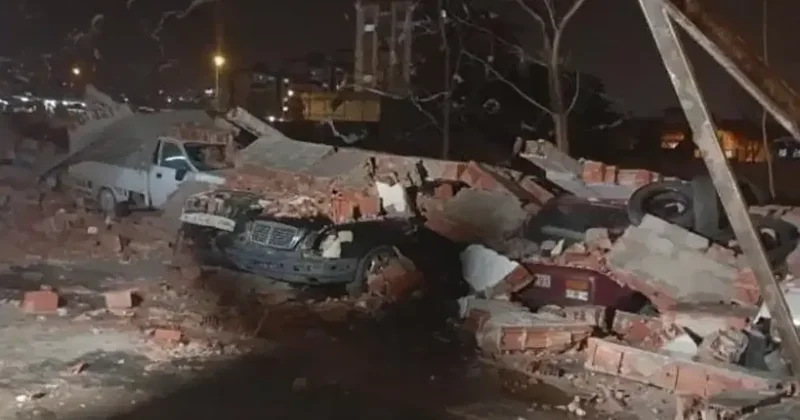 Bursa da lodos duvarı devirdi, altında kalan 10 araç hasar gördü