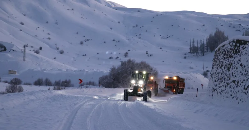 Kar kaplanları kesintisiz ulaşım için gece gündüz çalışıyor