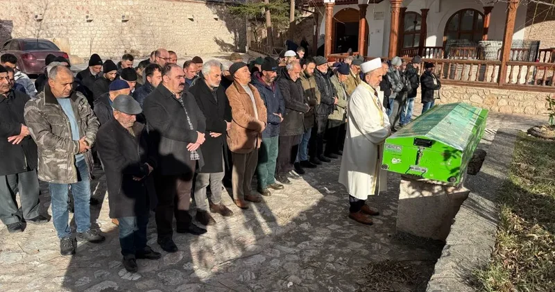 Oğlunun baltayla öldürülüp üzerine kireç döktüğü baba toprağa verildi