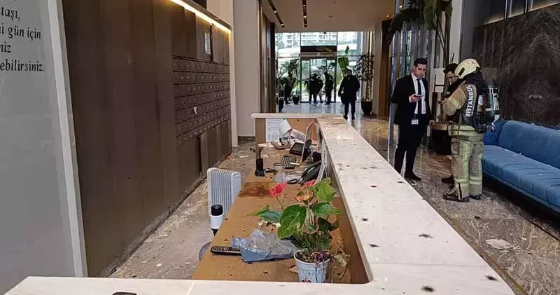 Zeytinburnu’nda siteye bırakılan kargo paketi patladı: 2 yaralı