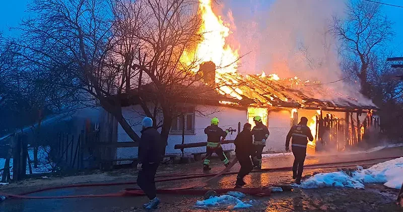 Tek katlı ev yanarak küle döndü