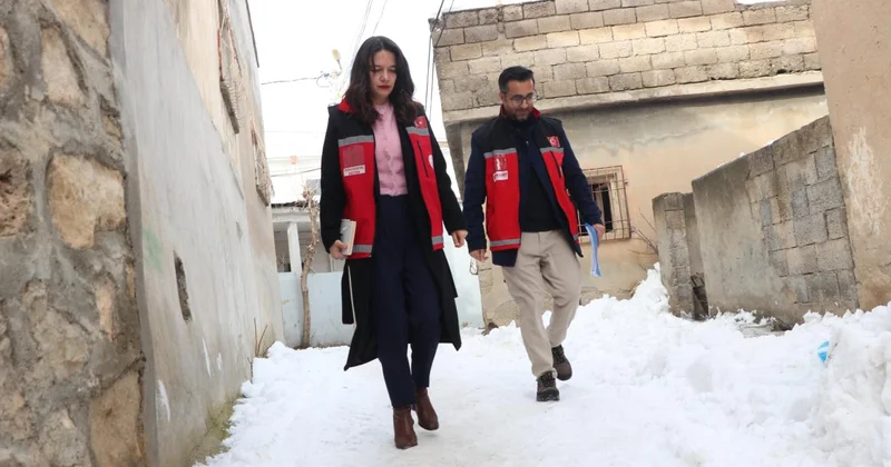 Kırmızı yelekliler sosyal destek için karlı yolları aşıyor