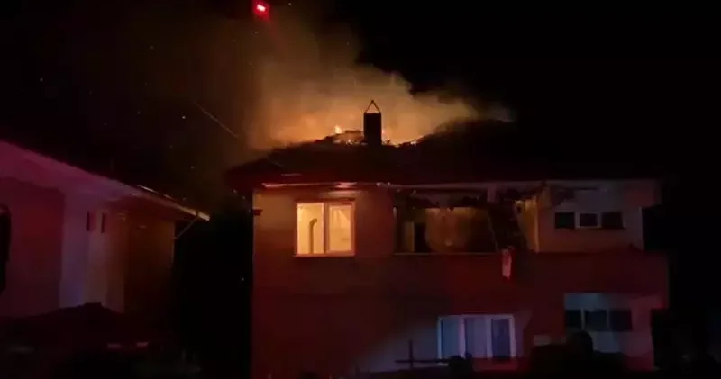 Karabük te 2 katlı evin çatısı alev alev yandı