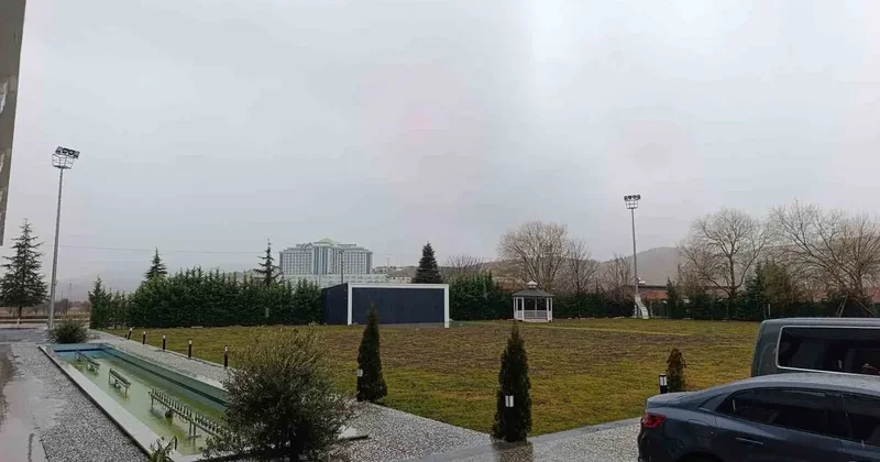 Afyonkarahisar’da beklenen kar yağışı başladı