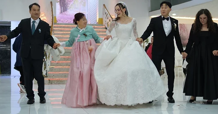 Akrabalar ilk başta sıcak bakmamıştı 8 bin kilometre öteden gelen aşk: Müslüman oldu, adını değiştirdi