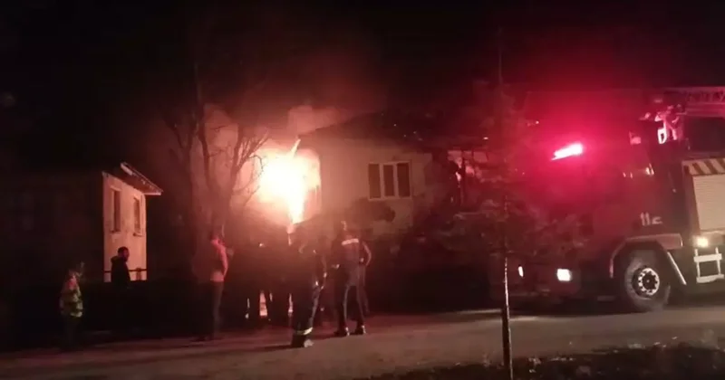Çatıdan yükselen alevler hızla yayılarak iki katlı evi küle çevirdi