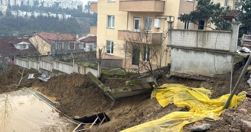 Kocaeli de toprak kayması: Bahçe duvarı ve yol çöktü