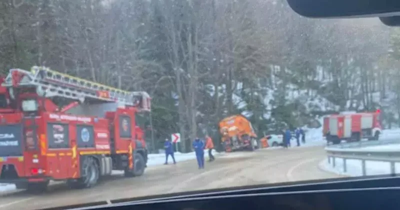 Uludağ yolunda kayan tuzlama aracı otomobile çarptı; 3 yaralı