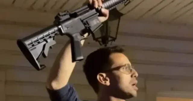 İsrail’e giden ödenekleri keseceğini söylemişti: Tehdit edilen James Fishback AR 15’i eline alıp meydan okudu VİDEO İZLE