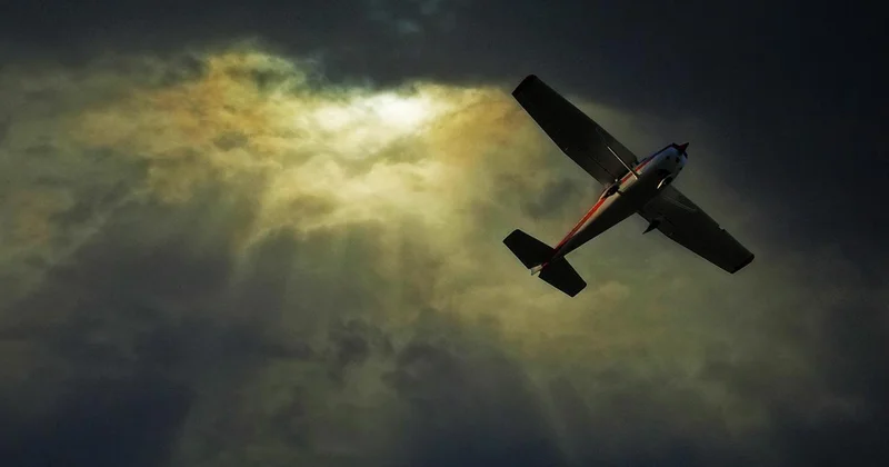 İnişe geçen uçaktaki pilotları silahla vurdular