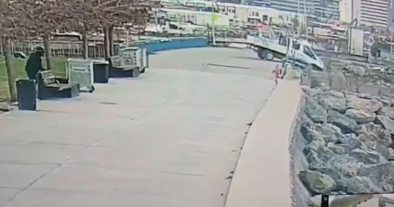 Zabıta aracının denize düşmesi kamerada SON DAKİKA HABER Son dakika haberleri