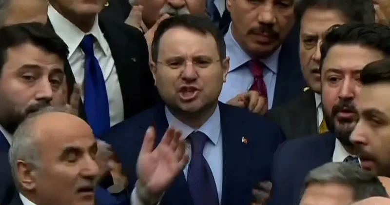 Akın Gürlek, AK Partili vekillerin etten duvar ördüğü kürsüde böyle yemin etti