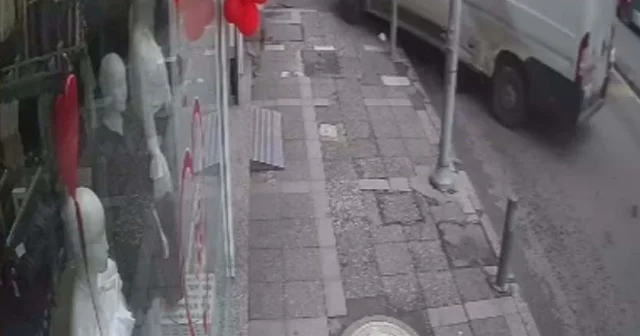 Freni boşalan minibüs, yolcu minibüsü ve yayaya ardından da mağaza duvarına çarptı; 2 yaralı İzmir Haberleri