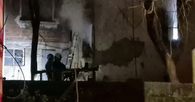 Bartın da 2 katlı evde yangın paniği Olay yerine sevk edilen itfaiye ekipleri dumanların arasında insan aradı Bartın Haberleri