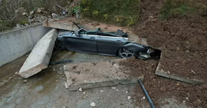 Sakarya’da istinat duvarı çöktü, 3 bina boşaltıldı