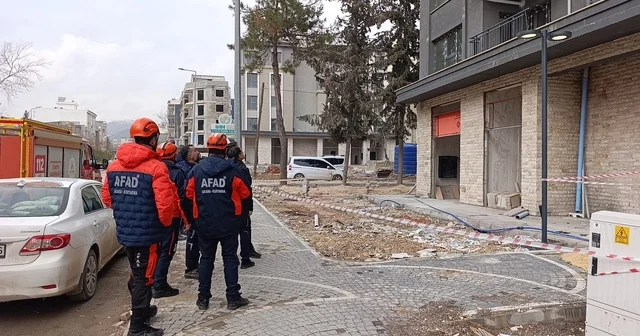 Paralarını alamadıklarını iddia eden 2 işçi binanın çatısına çıktı Adıyaman Haberleri