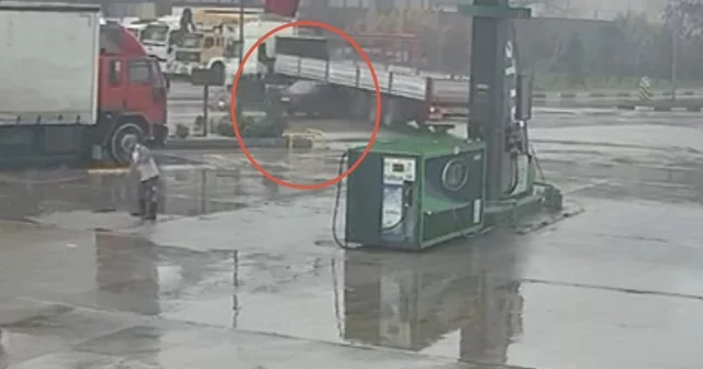 Turgutlu da otomobil tırın altına ok gibi saplandı. O anlar kamerada Manisa Haberleri