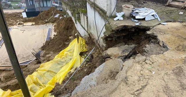 İnşaat kazısında toprak kaydı, yolun bir bölümü çöktü Kocaeli Haberleri