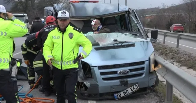 TIR a çarpan minibüsün sürücüsü, araçtan güçlükle çıkarıldı; 3 ağır yaralı Çorum Haberleri