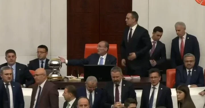 Meclis te yemin töreni öncesi gerginlik! CHP li vekiller kürsüyü işgal etti