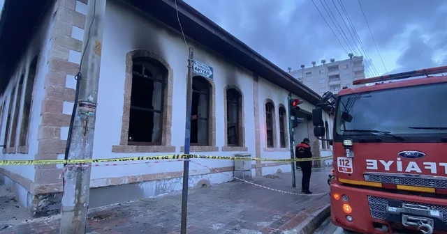 Devlet Bahçeli nin de eğitim gördüğü, restorasyon halindeki 115 yıllık okulda yangın Osmaniye Haberleri