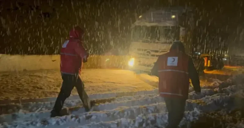 Karda mahsur kanal 40 araçtaki 80 kişi kurtarıldı