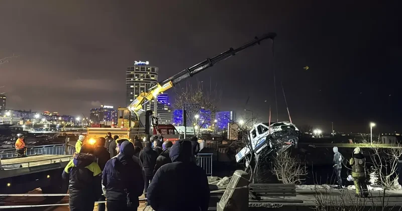 Zabıta Kamyoneti Denize Düştü