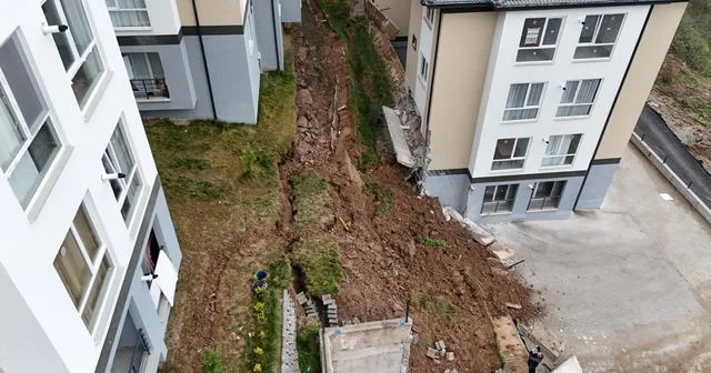 Sitenin istinat duvarı çöktü; 32 kişi tahliye edildi Sakarya Haberleri