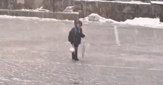 Kar altında İstiklal Marşı nı okuyan çocuk yürekleri ısıttı Bitlis Haberleri