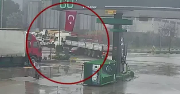 Akaryakıt istasyonunda korkunç kaza: Otomobil TIR’a çarptı, o anlar kameraya yansıdı