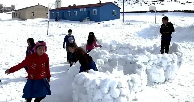 Kars’ta öğrenciler kardan yaptıkları oyun alanında eğlendi VİDEO İZLE