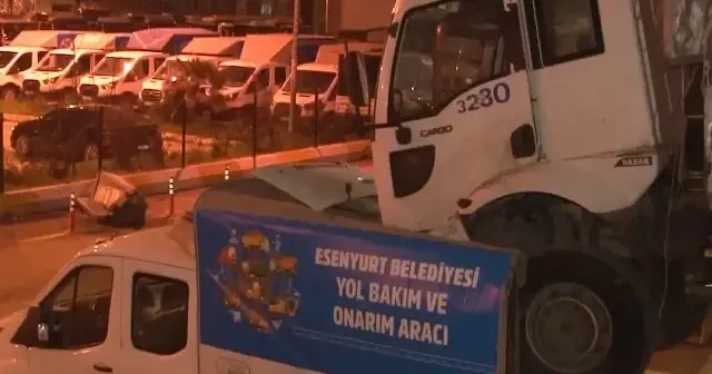 Sürücüsü olmayan kamyon başka aracın üzerine düştü VİDEO İZLE