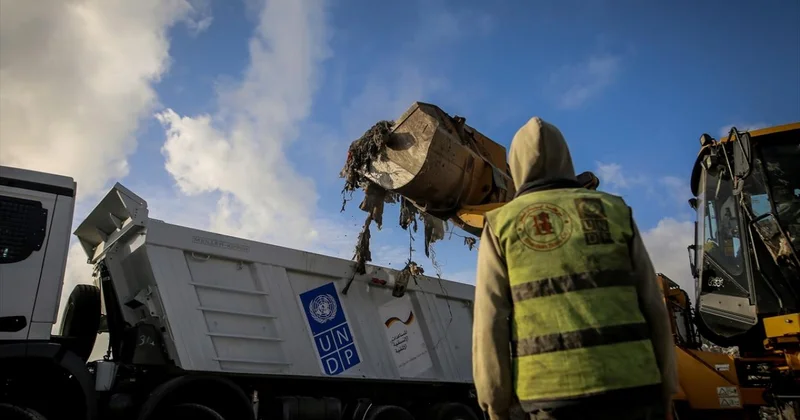 Gazze Belediyesi, İsrail saldırıları nedeniyle biriken atıkları kaldırmaya çalışıyor