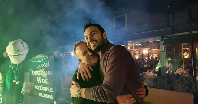 Kocaelisporlu taraftarlardan, Selçuk İnan a 41. yaş sürprizi Yeşil siyahlı taraftarlar, teknelerle restorana çıkarma yaptı Kocaelispor Teknik Direktörü Selçuk İnan: 41 yaşında Kocaelispor un hoca olmak herkese nasip olmaz Kocaeli Haberleri