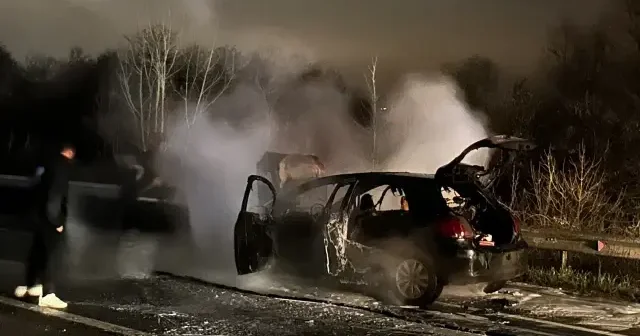 Sakarya da seyir halindeki otomobil alev aldı: Kullanılamaz hale geldi VİDEO İZLE