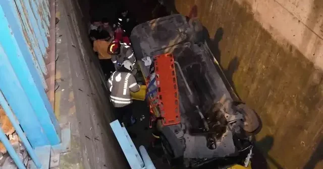 Alkollü taksi sürücüsü 5 metrelik dereye uçtu VİDEO İZLE