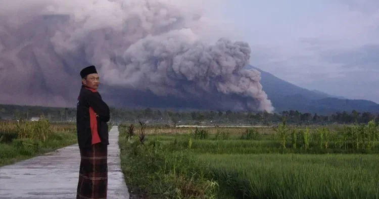 Endonezya da yanardağ patlaması: Küller 1000 metre yüksekliğe ulaştı