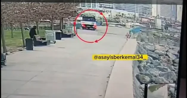 Direksiyon hakimiyetin kaybeden zabıta aracı denize uçtu!